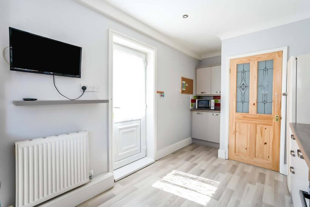 Beautiful 3 Bedroom Home, 10 Minutes Walk To Beach. Клийторпс Екстериор снимка